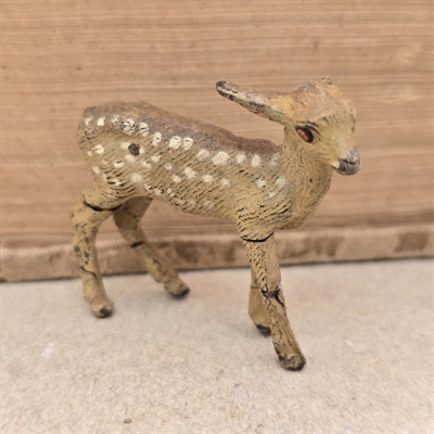 staaende-raadyrkid-lysebrun-hvide-prikker-patineret gammelt-legetøj-fra-1930erne