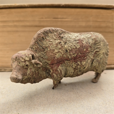 statelig-staaende-bison-okse-brun-gammelt-legetoej