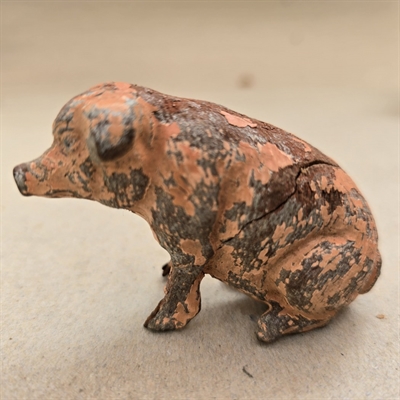 grisefarvet-gris-siddende-gammel-legetoejsgris-1930erne