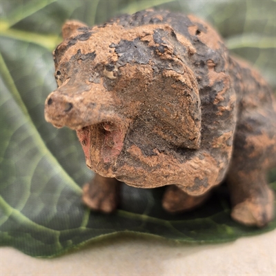 brun-siddende-bjoern-patineret-gammelt-legetoej