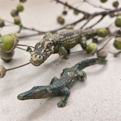 brun-og-groen-krokodiller-fint-forarbejdede-gamle-legedyr
