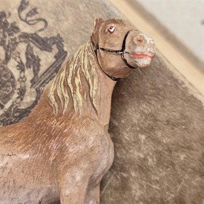 lysebrun-gammel-patineret-arbejdshest-gammelt-legetøj