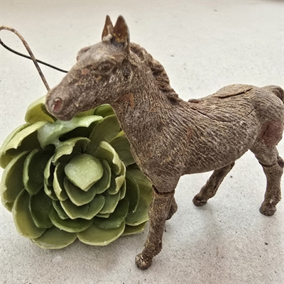 staaende-brun-hest-gammelt-legetoejsdyr-patineret