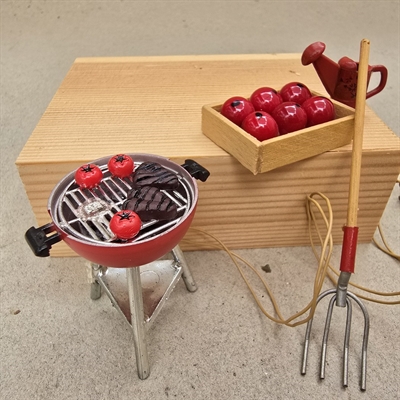 roed-gril-på-ben-roed-med-lys-i-vandkande-greb-kasse-med-aebler-retro-miniature-til-dukkehuset