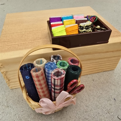 kurv-med-stofruller-garnkasse-sakr-roedt-skaft-miniature-til-dukkehuset-retro-legetøj