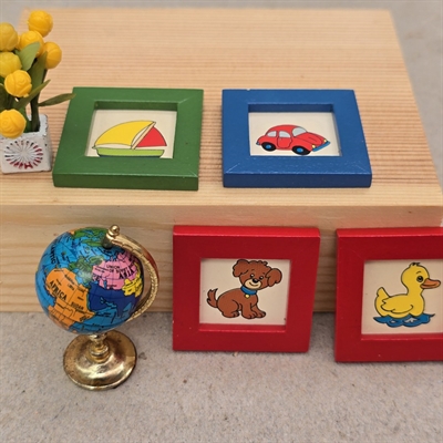 fire-børnebilleder-stærkt-farvede-rammer-globus-krukke-gule-tulipaner-dukkehus-indretning-retro-legetoej