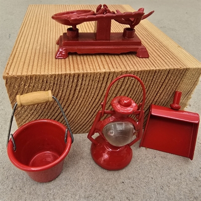 vaegt-spand-fejeballe-flagermuslampe-roedt-metal-legetoej-dukkehus-indretning