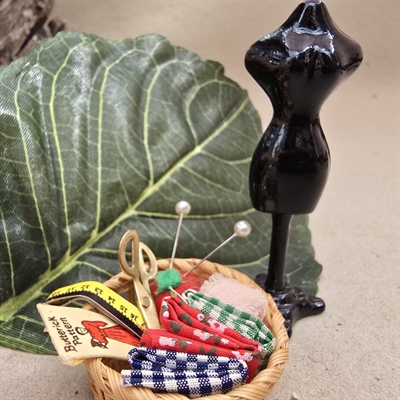 sort-gine-sykurv-saks-garn-stof-maalebaand-miniature-dukkehuset