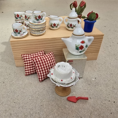 roed-hvid-ternede-puder-potteplanter-blomster-te-service-kage-paa-opsats-miniature-dukkehus-indretning-retro-legetoej