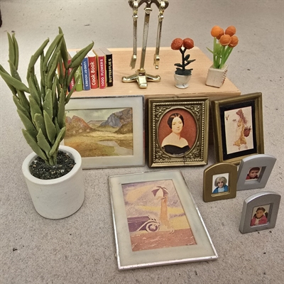 messingfarvet-pejsesaet-boeger-potteplanter-blomster-miniature-til-dukkehuset-retro-legetoej