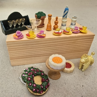 groen-traehylde-metal-snapseglas-kager-opsats-kranse-service-retro-legetoej-miniature-til-dukkehuset