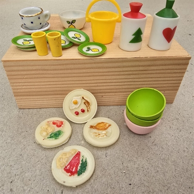 krukker-med-laag-tallerkner-skål-krus-plastik-service-dele-til-dukkehuset-miniature