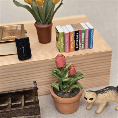 roede-tulipaner-i-potter-boeger-biblen-salmebog-kat-miniature-retro-legetoej