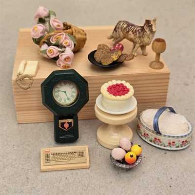 Blandet lot til dukkehus indretningen, hund, mad, blomster.