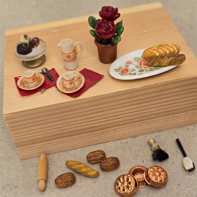 kager-opsats-flute-boller-kagerulle-kobberforme-potteplante-roede-blomster-diverse-koekkengrej-miniature-retro-dukkehus-legetoej