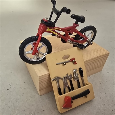 roed-drengecykel-traeophaeng-med-vaerktoej-oekse-sav-taenger-retro-miniature-dukkehusting