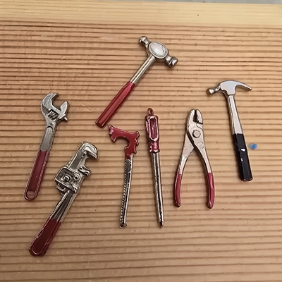 metalfarvet-sav-knivtang-hammer-vaerktoej-roede-haandtag-retro-miniature-dukkehusting