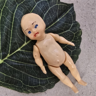 hudfarvet-noegen-dukke-roede-laeber-gammel-plastikdukke-legetoej