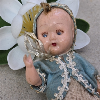 lyseblaa-kyse-jakke-hvide-bukser-babydukke-haarsnip-under-kysen-gammel dukke-plastik-aabne-lukke-oejne-gammelt-legetoej