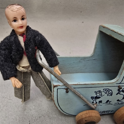 plastikdukke-boejelige-ben-arme-moek-jakke-graa-bukser-retro-legetoej-dukke