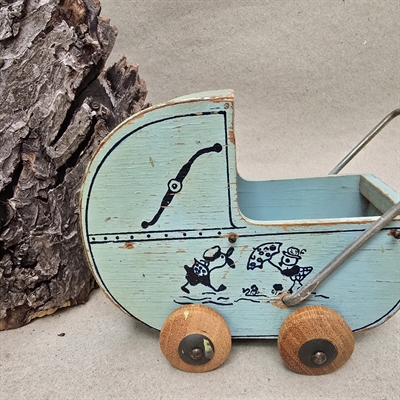 dukkevogn-med-kaleche-lyseblaa-moerkeblaa-dekoration-naturtrae-hjul-lille-gammel-legetoejs-traedukkevogn