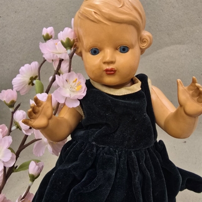 dukke-moerkeblaa-kjole-fin-frisure-blaa-oejne-gammelt-legetoej