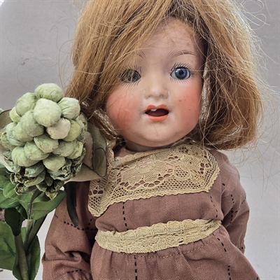 gammel-porcelænsdukke-brun-kjole-blondekanter-papmache-krop-gammelt-legetoej