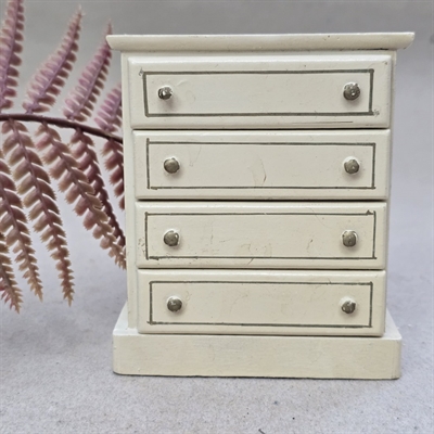 fire-skuffer-kommode-cremefarvet-messing-knopper-retro-dukkehus-indretning