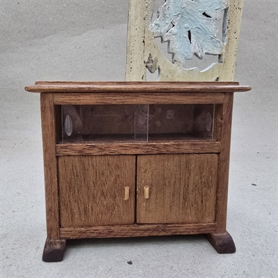 brunt-trae-serveringsskab-glas-skydelaager-oeverst-retro-indretning-dukkehus