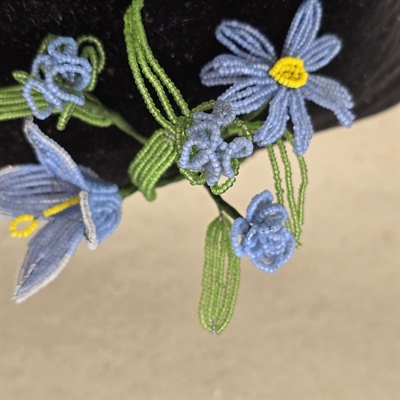 lyseblaa-perleblomster-forskellige-former-gul-midte-groenne-perleblade-gamle-franske-glasperle-blomster-buket