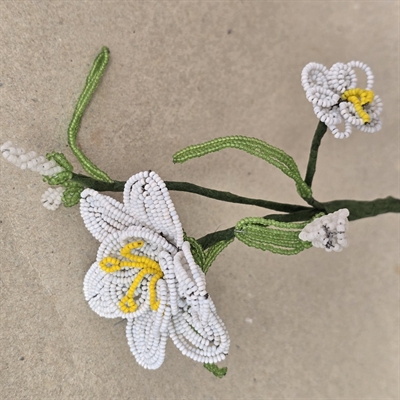 forskellige-hvide-glasperle-blomster-gule-i-midten-buket-groenne-blade-gamle-french-beaded-flowers