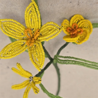 gule-forskelligformede-glasperle-blomster-orange-midte-groenne-perleblade-gammel-fransk-perleblomsterbuket