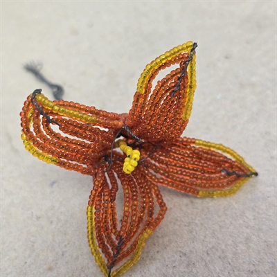 firbladet-glasperle-blomst-orange-gul-perleblomst-gammel-fransk-haandarbejde