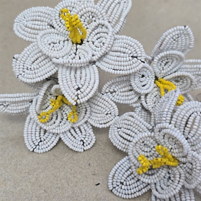 gul-midte-hvid-glasperle-blomst-to-lag-gammel-french-beaded-flower