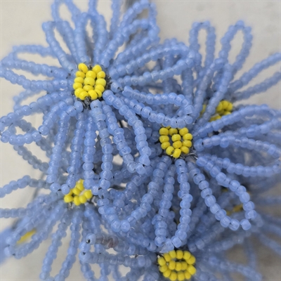 mangebladet-glasperleblomst-lyseblå-gul-midte-gammel-fransk-håndarbejde