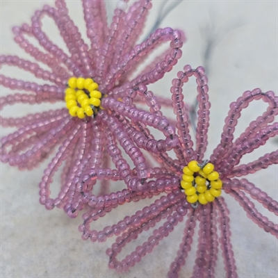 mangebladet-lilla-perleblomst-glasperler-fransk-håndarbejde-gamle-blomster-Frankrig