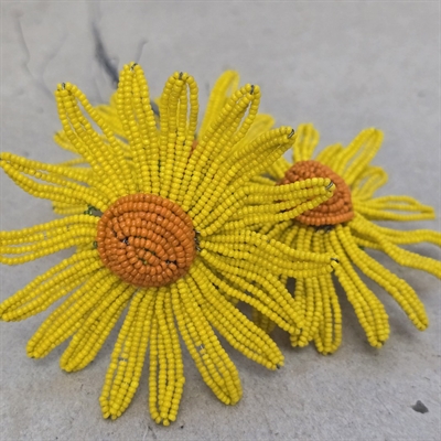 gul-perleblomst-mangebladet-orange-midte-gammel-fransk-blomst