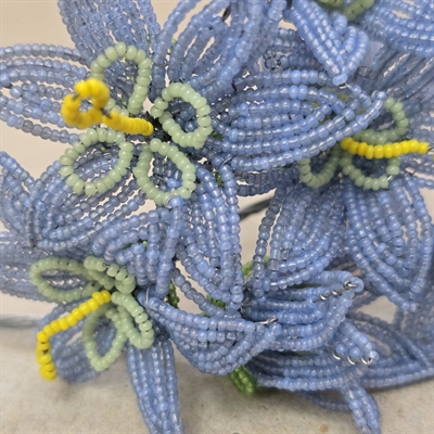seksbladet-stjerneblomst-lyseblaa-gul-lysegroen-midte-old-frensh-beaded-flowers