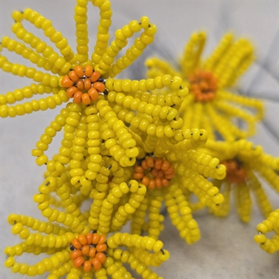 lille-gul-perleblomst-orange-midte-glasperle-blomst-gamle-franske