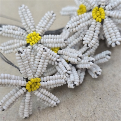 hvid-glasperle-blomst-gul-midte-gammel-fransk-perleblomstold-french-beaded-flower