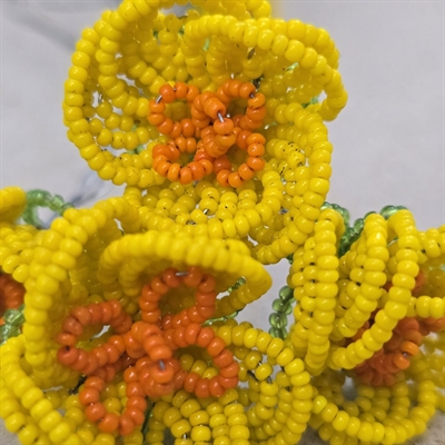 gul-buttet-glas-perle-blomst-orange-midte-groen-underneden-gammel-fransk-perleblomst