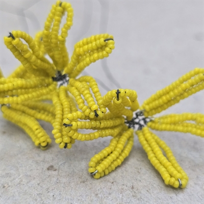 gul-seksbladet-perleblomst-gammel-french-beaded-flower