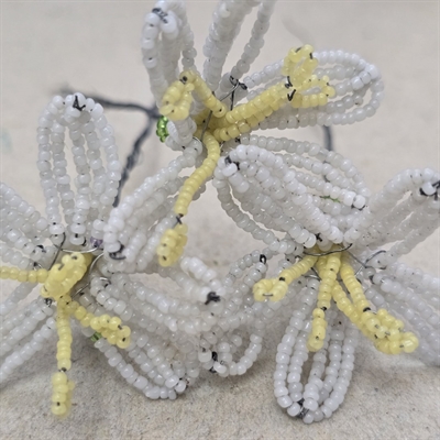 hvid-glasperle-blomst-lysegule-stoevdragere-gammel-fransk-perleblomst-old-french-beaded-flower