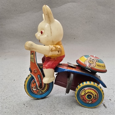 trehjulet-cykel-metal-multifarvet-plastik-hare-klokke-på-cyklen