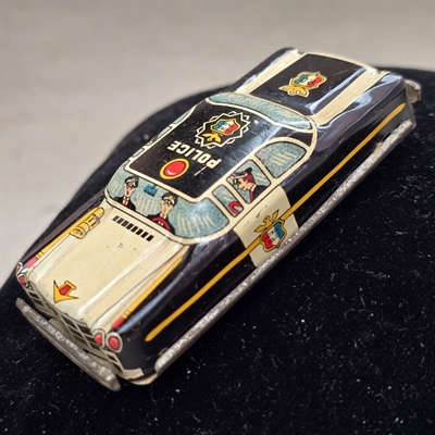 sort-hvid-metal-politibil-gammel-metalbil-fra-Japan