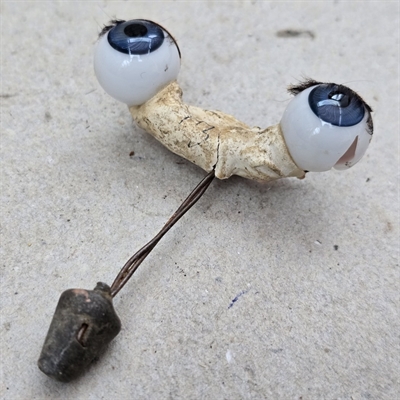 dukke-oejne-med-balance-vaegt-gamle