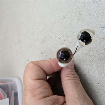 glasoejne-brune-på-wire-bamseoejne-gammelt-legetoej