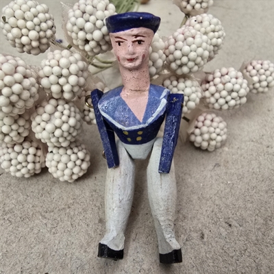 traemand-bevaegelige-arme-ben-i-bemalet-soemandstoej