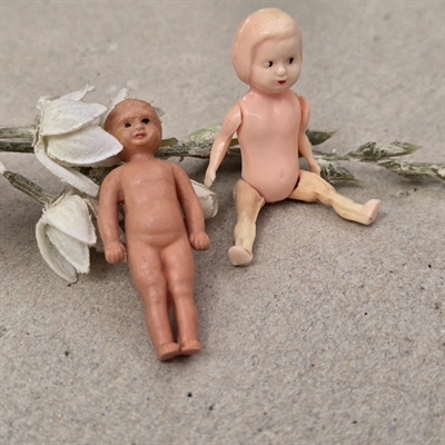 Bevægelig og fast dukke, små gamle dukker.  2 stk.