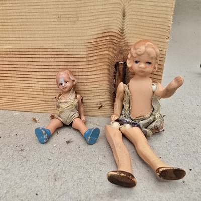 lille-gammel-dukke-blaa-sko-stoerre-langbenet-dukke-brune-sko-gammelt-legetoej